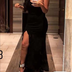 Gorgeous black gown.